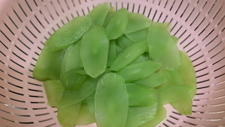 莴笋炒鸡蛋,捞出莴笋沥干水份