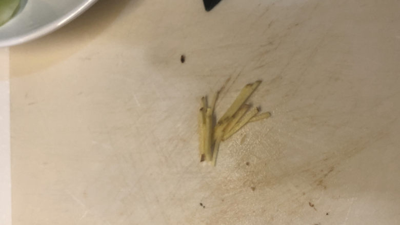莴笋炒鸡蛋,姜切成丝