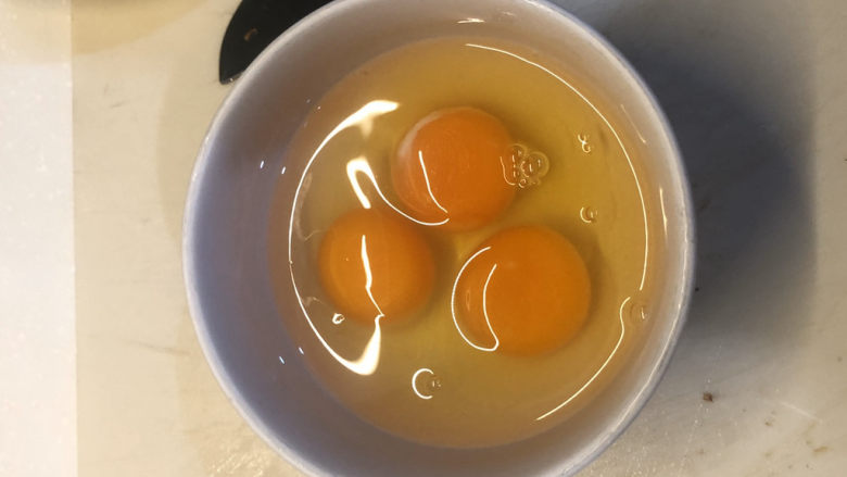莴笋炒鸡蛋,打入三个<a style='color:red;display:inline-block;' href='/shicai/ 9'>鸡蛋</a>，搅拌均匀