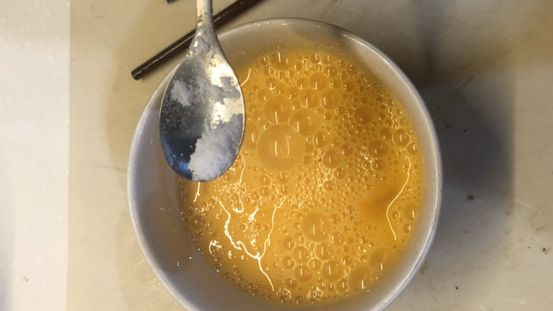 莴笋炒鸡蛋,加入适量盐