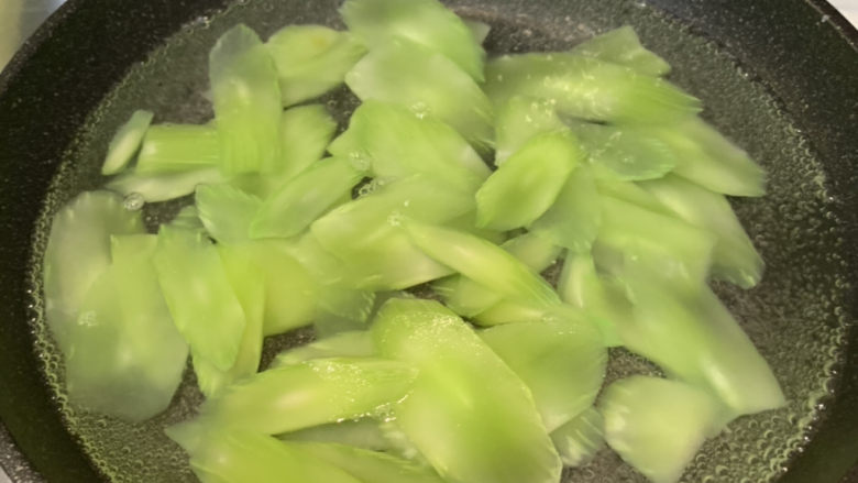 莴笋炒鸡蛋,放入莴笋烫1分钟