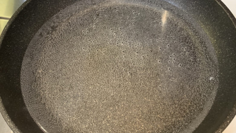 莴笋炒鸡蛋,水煮开