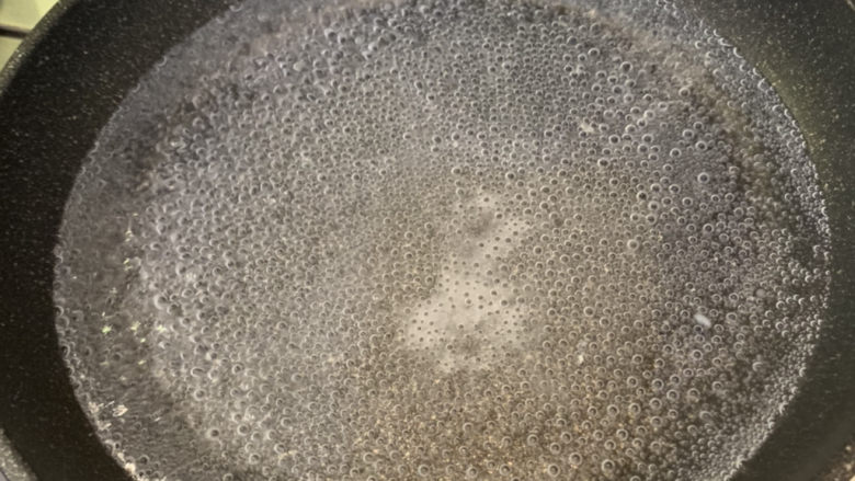 莴笋炒鸡蛋,加入1勺盐