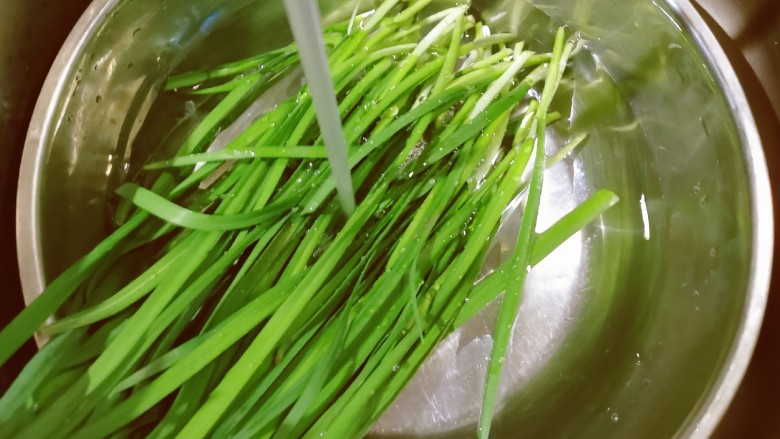 韭菜炒鸭血,<a style='color:red;display:inline-block;' href='/shicai/ 116'>韭菜</a>择洗干净