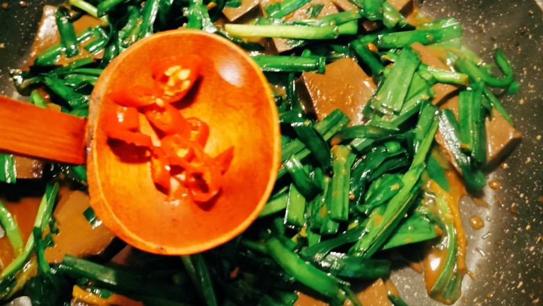 韭菜炒鸭血,放入红尖椒 关火