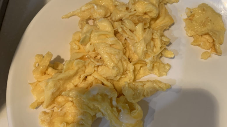 莴笋炒鸡蛋,关火捞出备用
