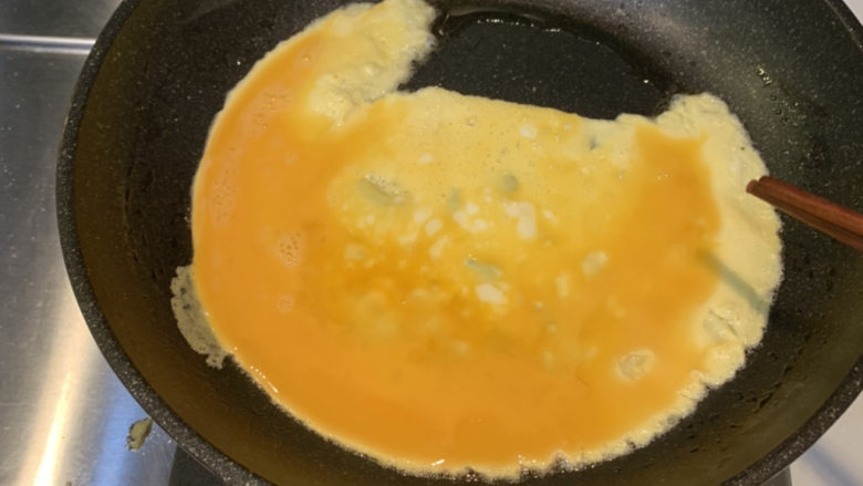 莴笋炒鸡蛋,冷锅热油，放入鸡蛋用筷子搅烂