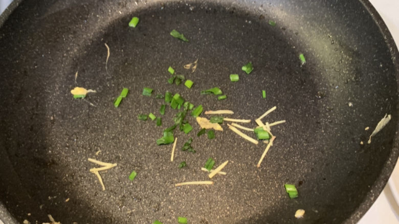 莴笋炒鸡蛋,冷锅热油，放入葱姜翻炒出味