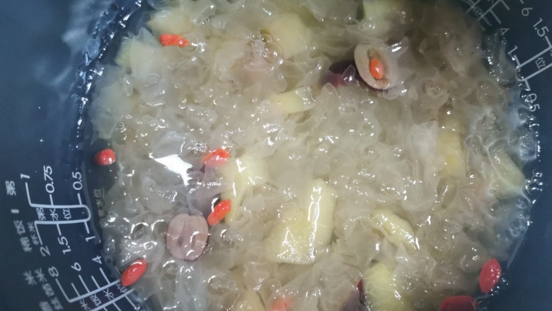 苹果银耳红枣汤,焖煮5分钟