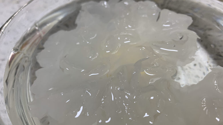 苹果银耳红枣汤,银耳泡发好后,清洗干净