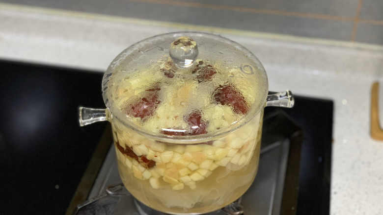 苹果银耳红枣汤,放入红枣,再煮5分钟