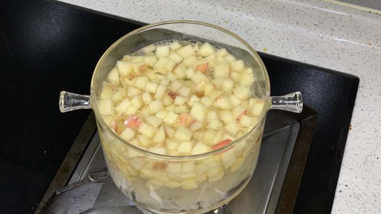 苹果银耳红枣汤,放入苹果,盖上锅盖,大火煮开后转小火煮10分钟,喜欢粘稠口感的可以增长时间