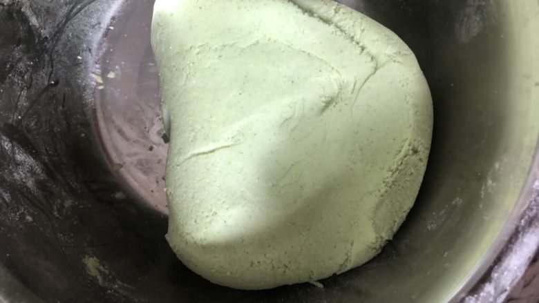 蛋黄肉松青团,把澄面团放到糯米团里,用手按压揉匀即可。