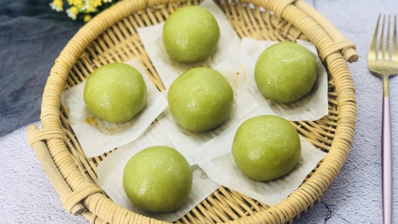 蛋黄肉松青团,吃不了的青团用保鲜膜包裹起来就可以了!