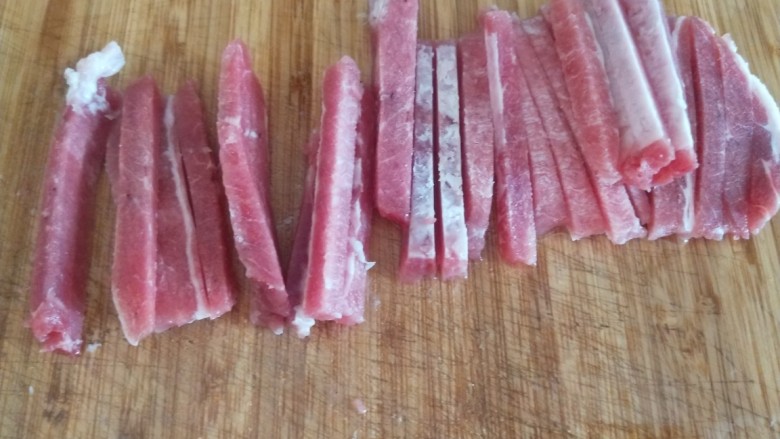 韭黄炒肉丝,在切成丝,加入淀粉料抓均匀淹制入味儿。