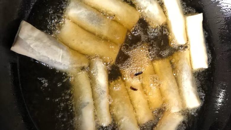 大蒜咸肉春卷,锅里倒入小半锅油,烧至8成热左右,放入包好的春卷炸至金黄色即捞出控油就可以了,趁热吃非常好吃呢!