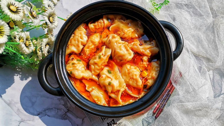 酸汤水饺,盛出饺子到酸汤汁里,