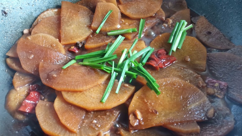 红烧萝卜,撒蒜叶出锅,简单又美味!