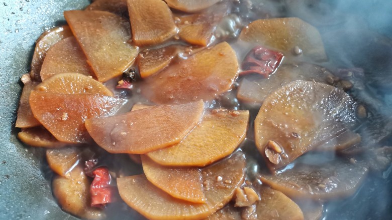 红烧萝卜,大火煮沸转小火焖煮10分钟左右,