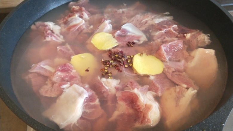 酸菜炖羊肉,加入花椒,姜片,料酒,烧开。