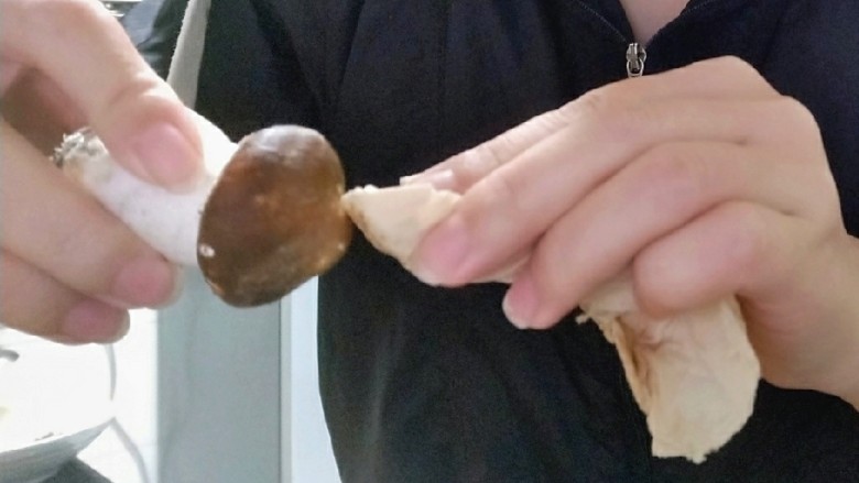 香煎赤松茸 咸香嫩脆,用厨房纸或布将赤松茸擦干净