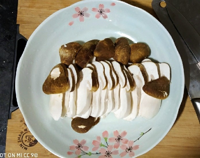 香煎赤松茸 咸香嫩脆,切成2-3mm,