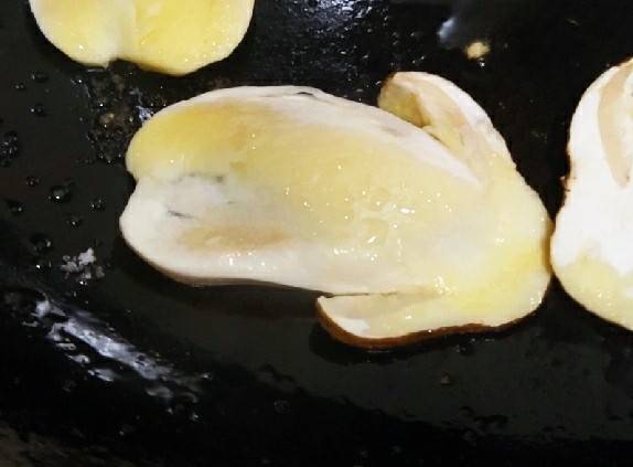香煎赤松茸 咸香嫩脆,松茸片拱起,翻面,撒上少许盐,再拱起,起锅