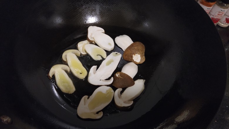 香煎赤松茸 咸香嫩脆,中小火慢煎