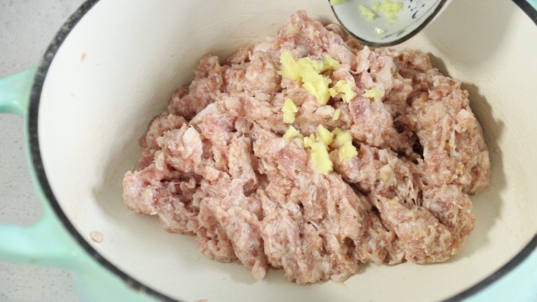 韭菜猪肉馅水饺,用花椒水,调好肉馅后,放入姜末