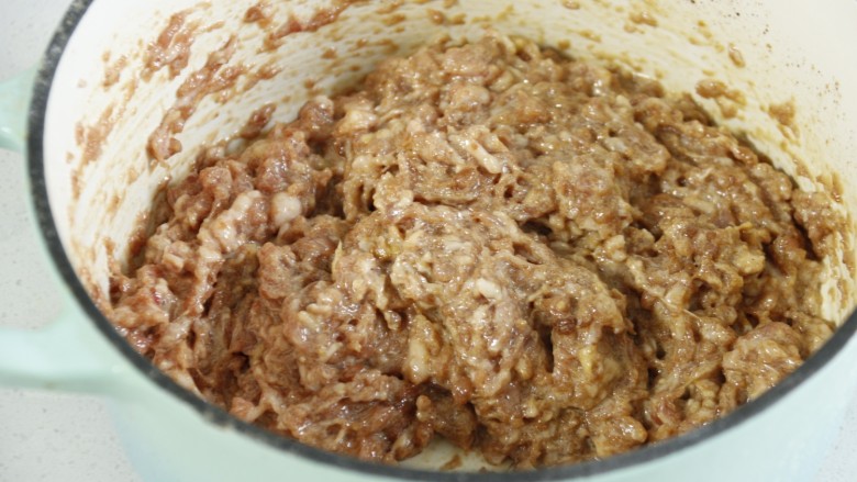 韭菜猪肉馅水饺,用力搅拌均匀,放置一旁备用