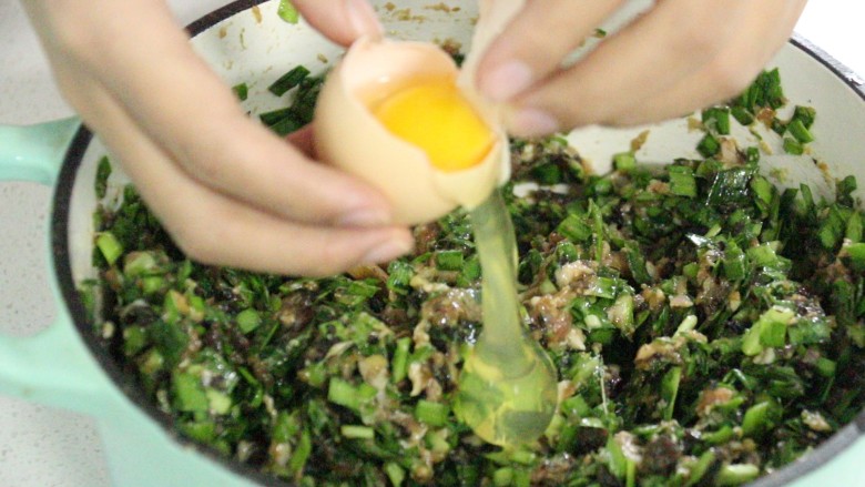 韭菜猪肉馅水饺,然后再打入一个鸡蛋,进行搅拌,让肉馅更紧致,粘合一些