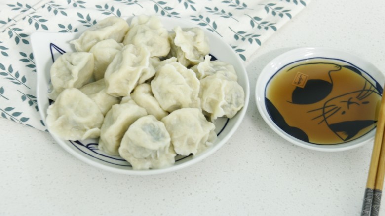 韭菜猪肉馅水饺,煮熟后,把饺子捞出,在一碟醋,开吃吧!