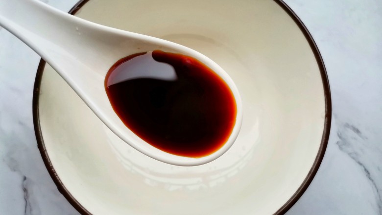 糖醋茄子拌饭,先调个糖醋汁:生抽两勺