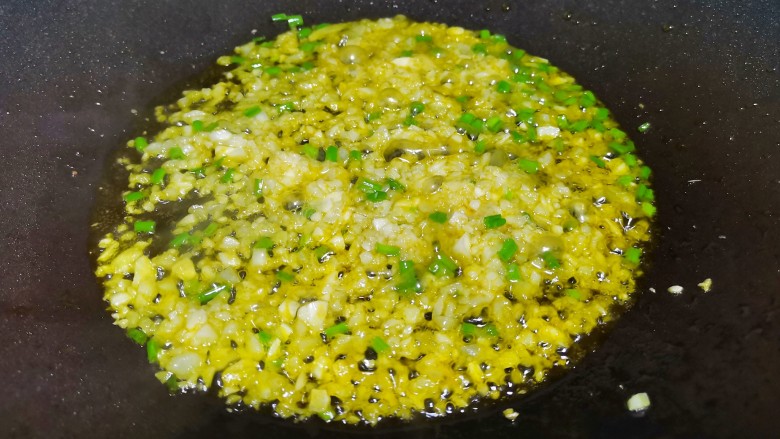 糖醋茄子拌饭,留底油,炒香蒜末,