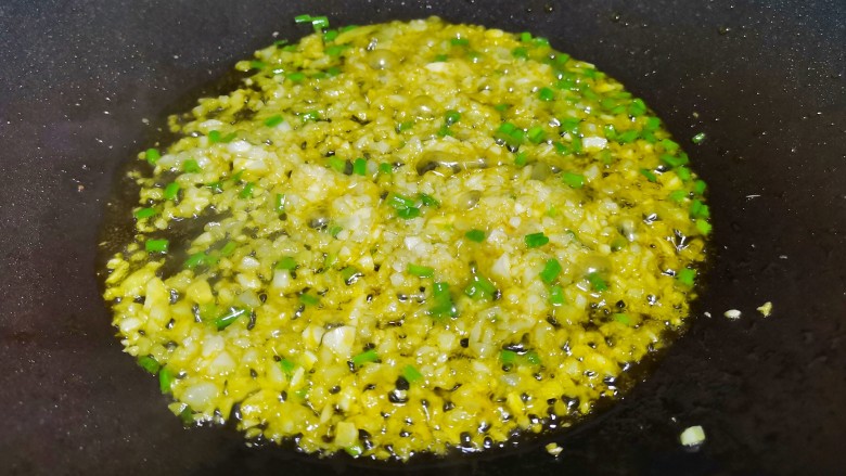 糖醋茄子拌饭,留底油，炒香蒜末，