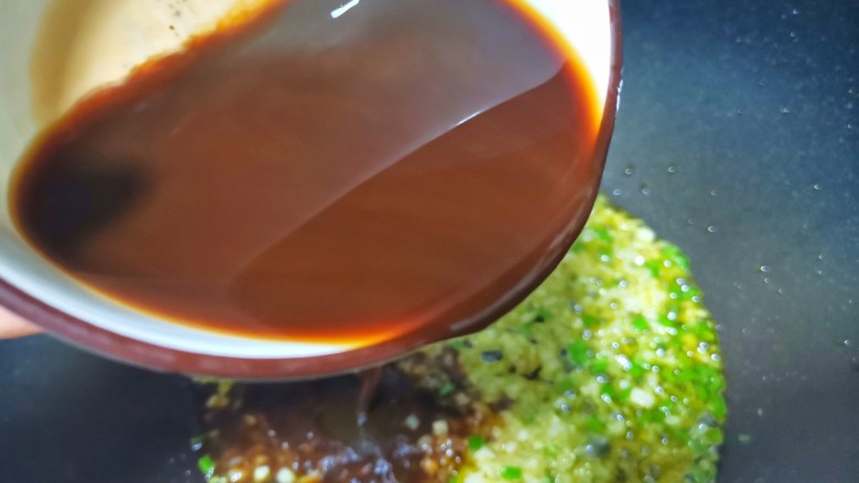 糖醋茄子拌饭,倒入糖醋汁翻炒均匀,