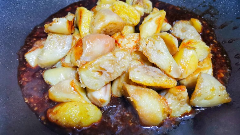 糖醋茄子拌饭,倒入茄子煮1分钟,