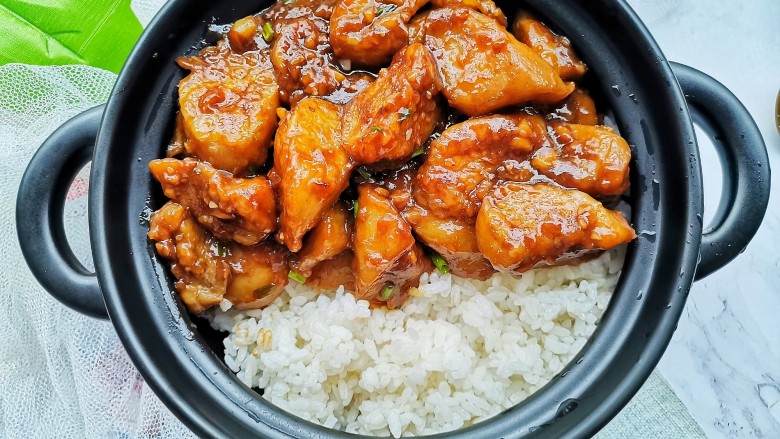 糖醋茄子拌饭,米饭盛入碗中,把糖醋茄子浇到米饭上,