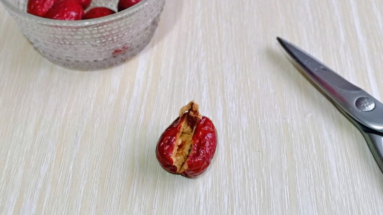 苹果银耳红枣汤,红枣去核,依次做完。