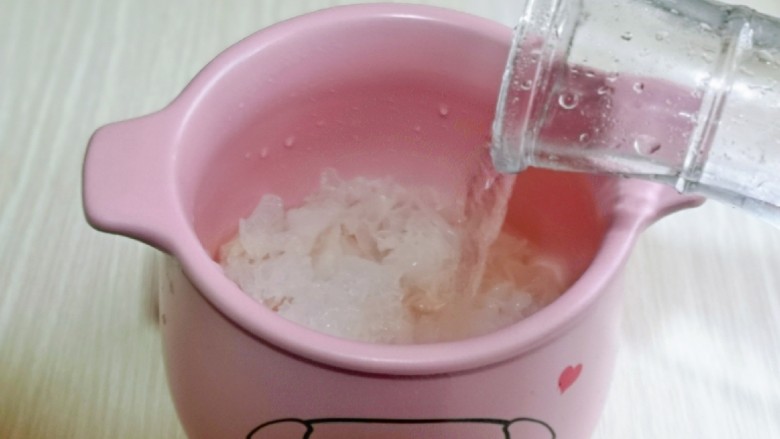 苹果银耳红枣汤,再加入纯净水,水量可以适当多一点。