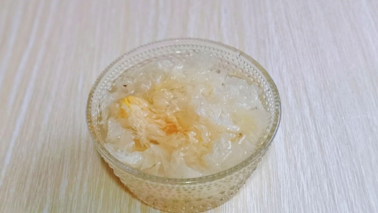 苹果银耳红枣汤,银耳冷水冲两遍,再泡发。
