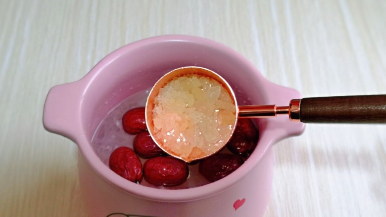 苹果银耳红枣汤,按个人口味加入<a style='color:red;display:inline-block;' href='/shicai/ 866'>冰糖</a>,喜欢甜的多放一点。