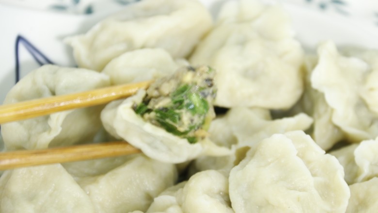 韭菜猪肉馅水饺,咬上一口,满嘴生香!太好吃了😁