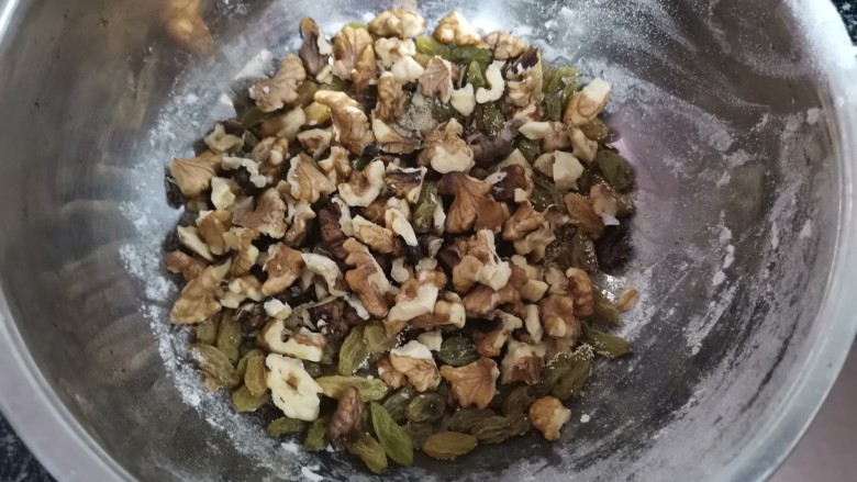 健康美味低脂减肥的黑全麦提子核桃面包,多吃不胖哦,核桃手掰碎点,这样更好吃哦
