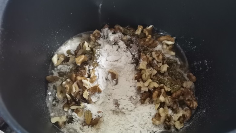 健康美味低脂减肥的黑全麦提子核桃面包,多吃不胖哦,放进面包桶备用