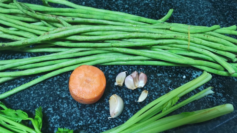 带豆切成段炒出来不仅好看也好吃呢，宝宝超级爱吃,所有食材合影