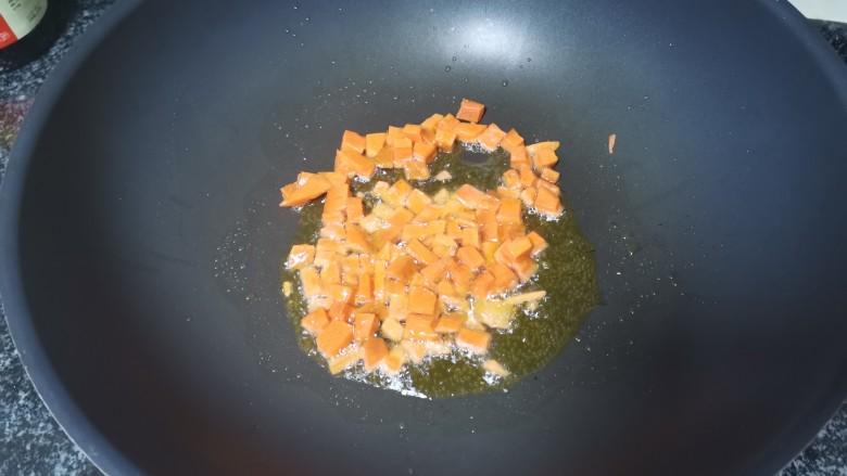 带豆切成段炒出来不仅好看也好吃呢,宝宝超级爱吃,锅热下胡萝卜丁爆炒