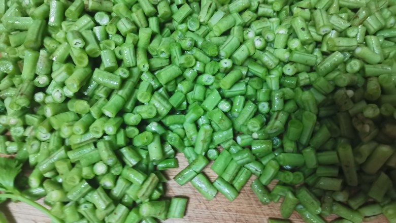 带豆切成段炒出来不仅好看也好吃呢,宝宝超级爱吃,就切成这样