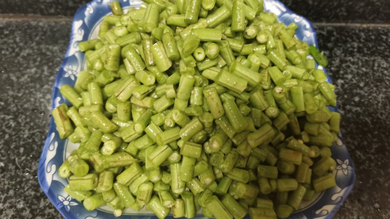 带豆切成段炒出来不仅好看也好吃呢,宝宝超级爱吃,装盘备用