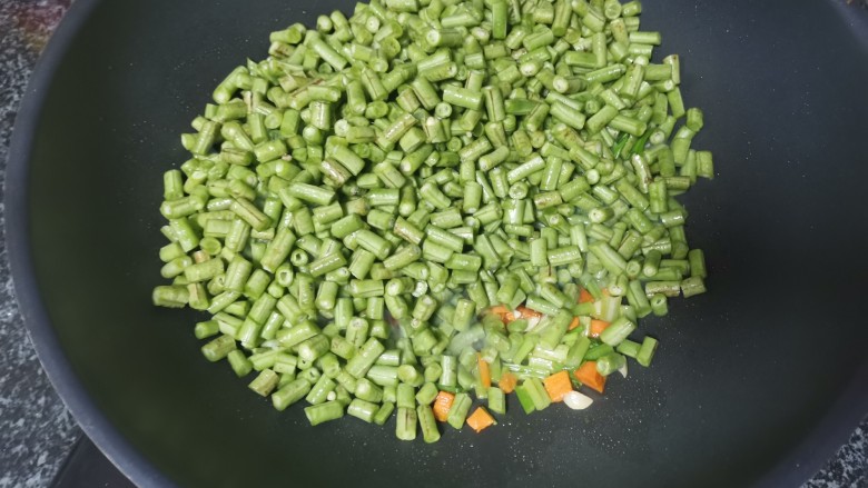 带豆切成段炒出来不仅好看也好吃呢,宝宝超级爱吃,下带豆爆炒